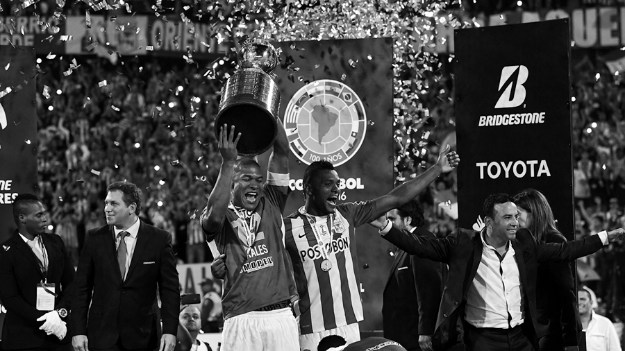 Colombia's Atletico Nacional Alexis Henriquez holds up the trophy after winning the 2016 Copa Libertadores at Atanasio Girardot stadium, in Medellin, Antioquia department, Colombia, on July 27, 2016. / AFP PHOTO / Luis Acosta