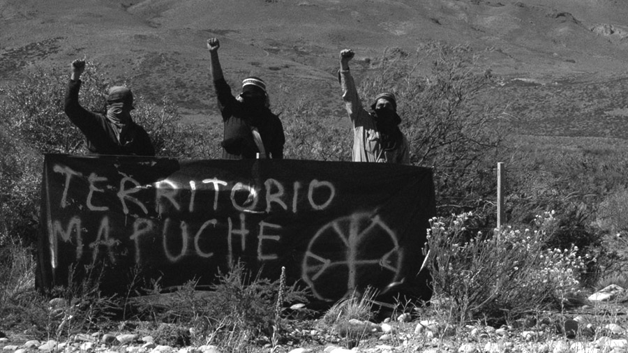 Mapuches incendian maquinarias del magnate inglés Joe Lewis