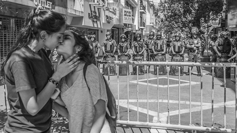 Convocan a «besazo masivo» para repudiar lesbofobia policial