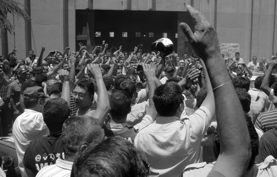 Télam Córdoba 04/12/2013 Los policias que se encontraban acuartelados en la ciudad de Córdoba, festejan el acuerdo firmado con el gobierno, el cual le puso fin al conflicto. Foto: Irma Montiel/Télam/ddc