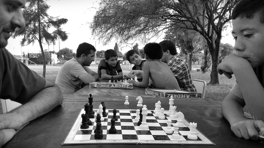 El abuelo que enseña a los chicos a jugar al ajedrez en la calle - LA NACION