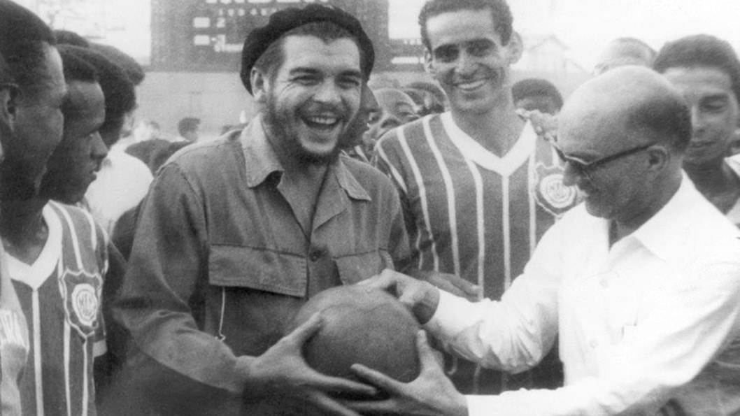 La pelota siempre al Che: el lado futbolero del viajero Guevara