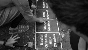25-noviembre-marcha-pegatina-mujeres-femicidios-Colectivo-Manifiesto