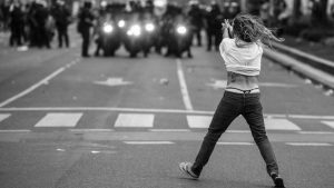 Emergentes-mujer-protesta-represion-violencia-01