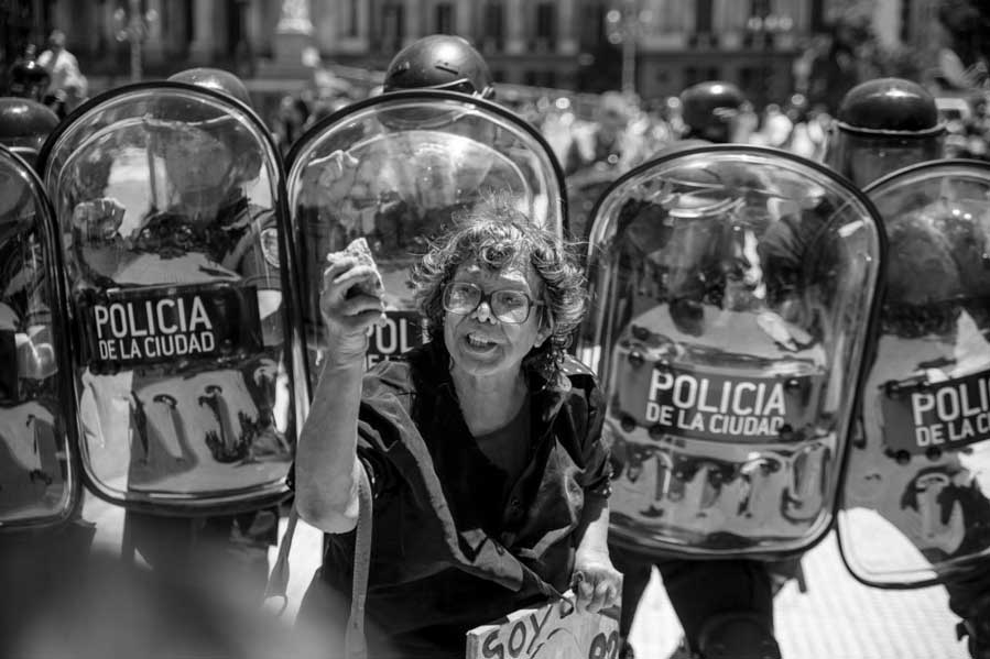 Emergentes-mujer-protesta-represion-violencia-02