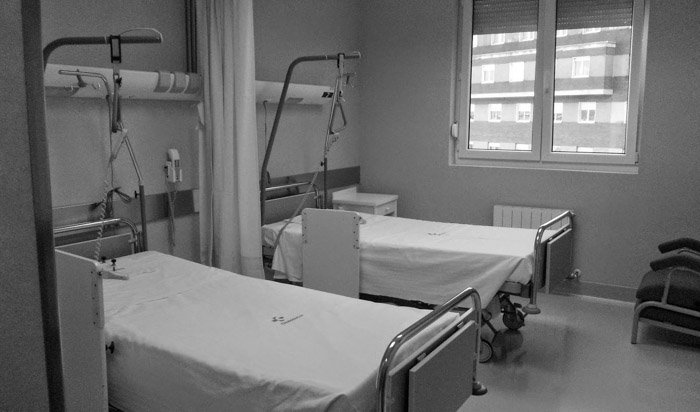 Enfermo-hospital-internado-camilla-02