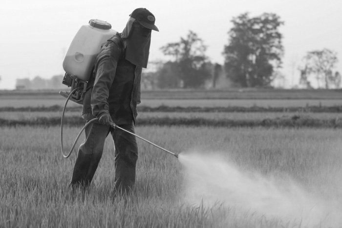 pesticidas-aplicador-tierra-contaminacion