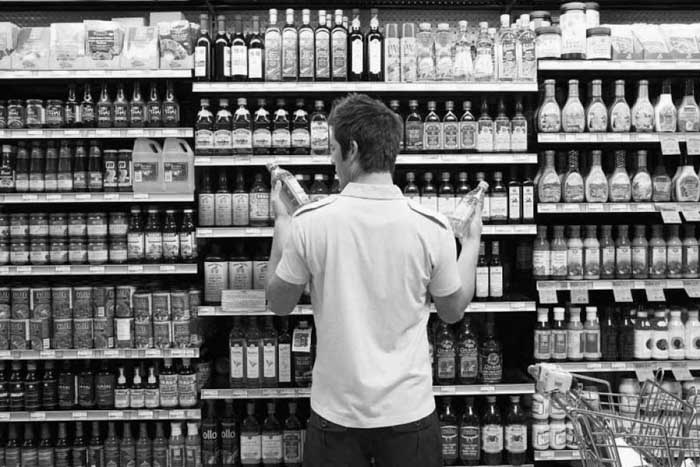 mirar-etiquetas-supermercado-alimentos-compras-comida-03