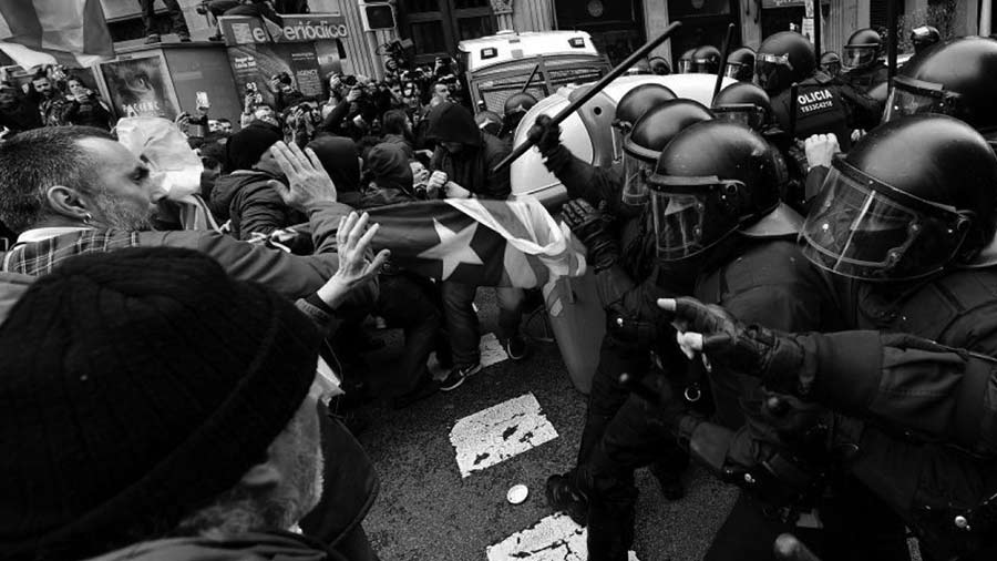 Barcelona: violenta represión a las protestas ante la Delegación del Gobierno