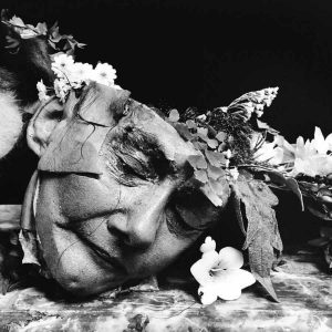 Joel-Peter-Witkin-mono-cabeza-cadaver-flores