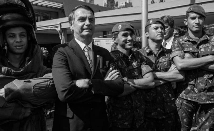 Brasil Bolsonaro junto a militares la-tinta