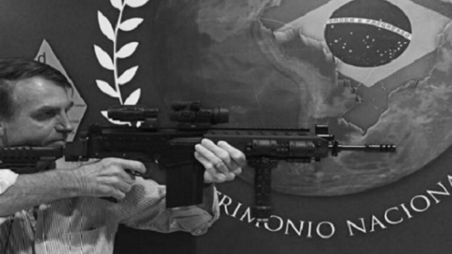 Brasil Jair Bolsonaro fusil de guerra la-tinta