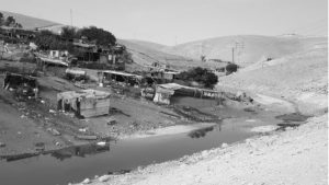 Colonos israelíes inundan la aldea Khan Al Ahmar con aguas residuales