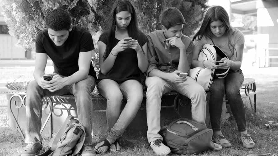 grupo-de-adolescentes-con-celular-abstraidos