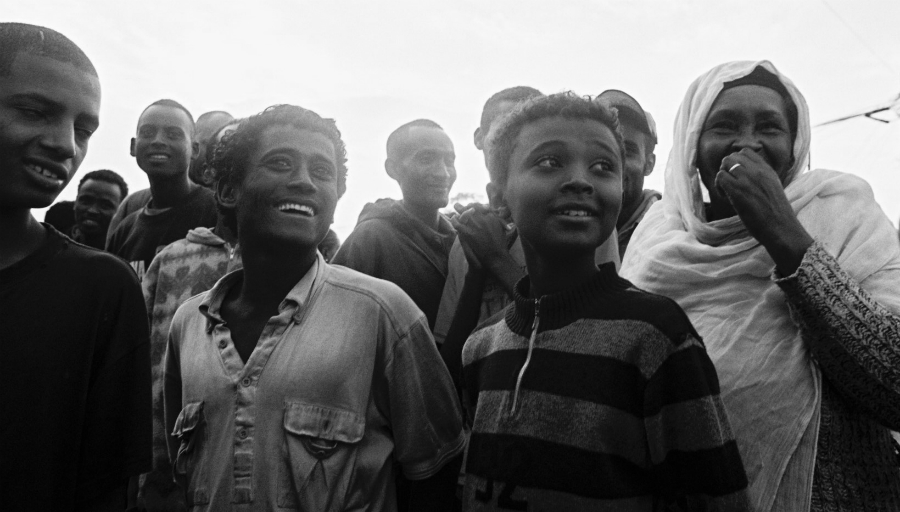 Etiopia Africa jovenes en las calles la-tinta
