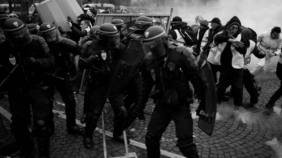 Francia policia reprime a manifestantes la-tinta