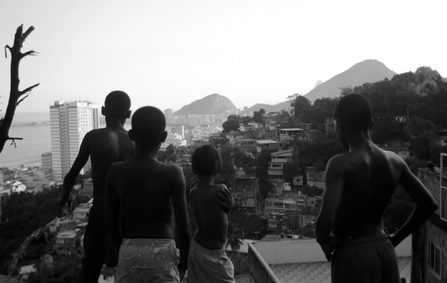 Brasil niños de las favelas la-tinta
