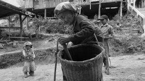 Myanmar mujer trabajando la-tinta