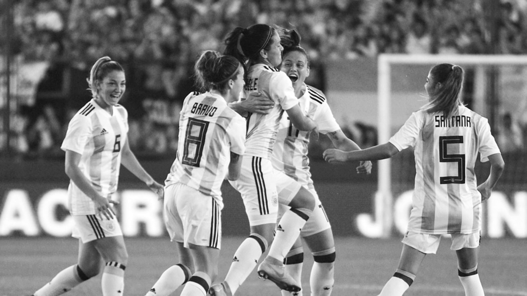 AFA va por los contratos profesionales en el fútbol femenino