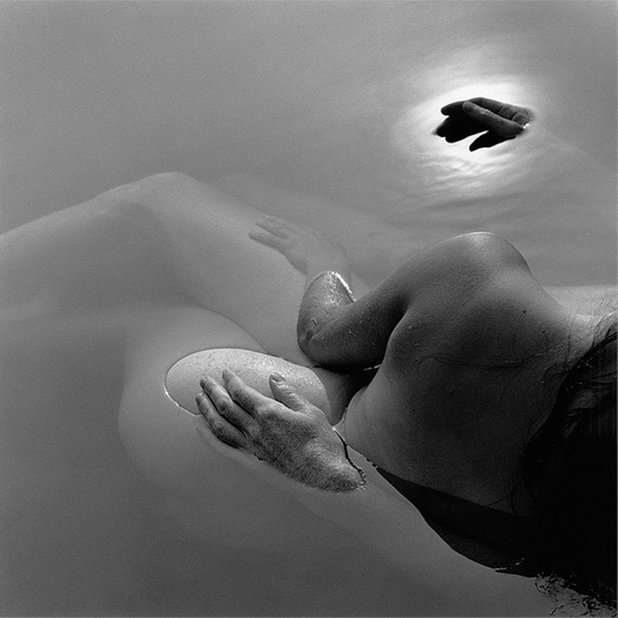 Agua-desnudos-manos-pareja-sexo-amor-Karin-Rosenthal