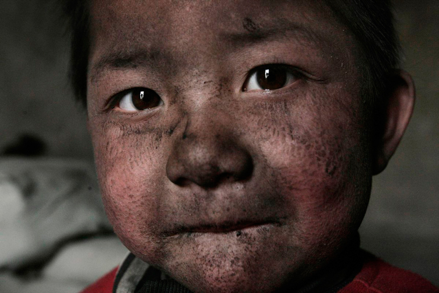 Niño viviendo en el distrito industrial. Wuhai, Mongolia Interior, 2005 © Lu Guang