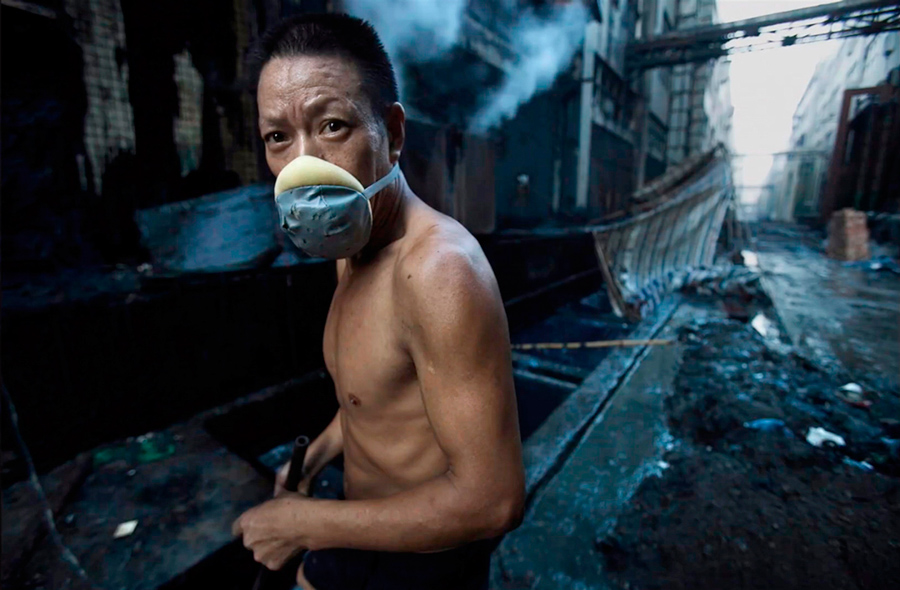 Trabajador de la industria textil en Xintang, Guangdong, 2010 © Lu Guang