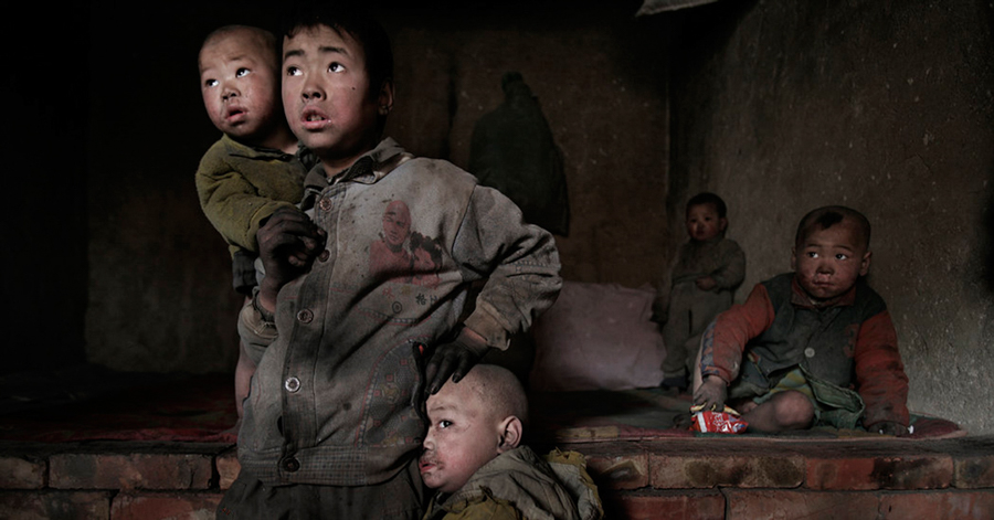 Una familia de cinco niños emigrados en 2005 de la Región Autónoma Ningxia Hui a Mongolia Interior para buscar trabajo. © Lu Guang