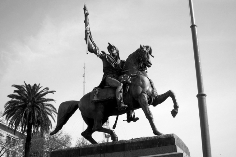 Estatua-manuel-Belgrano-plaza-mayo-bandera
