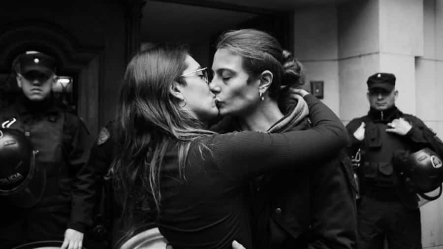 Mariana-Gomez-beso-lesbianas-tortas-Mayra-LLopis-Montaña-01-policia