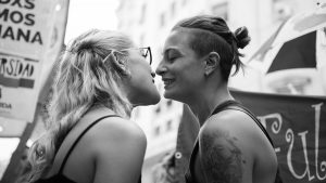 mariana-gomez-adriana-escandar-besazo-lesbianas-tortas-lesbofobia
