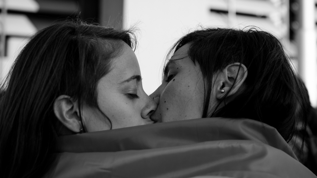 Disidencia-LGBT-Orgullo-Gay-Beso-Besazo-lesbianas-mujeres-tortas-Colectivo-Manifiesto-02