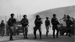 Israel soldados disparando la-tinta