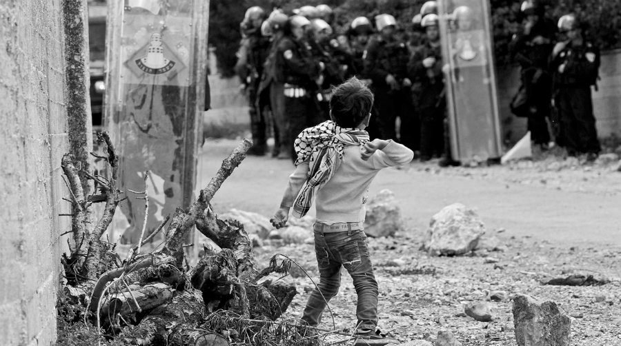 Palestina niño enfrente a policia israeli la-tinta