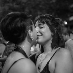 LGBT-Orgullo-gay-Lesbianas-mujeres-beso-amor-colectivo-manifiesto