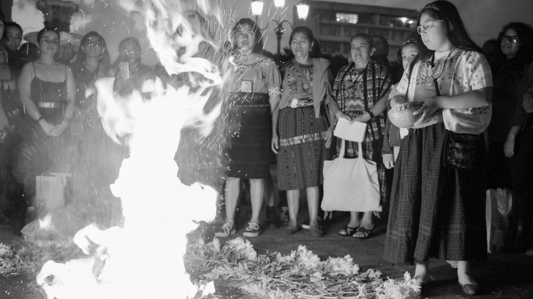 Guatemala-feminismo-femicidio-ceremonia-maya-Huayra-Bello-04