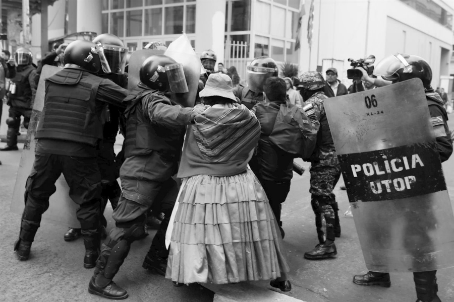 Bolivia policia contra mujeres la-tinta