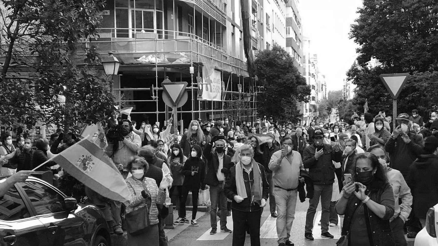 España protesta contra confinamiento la-tinta