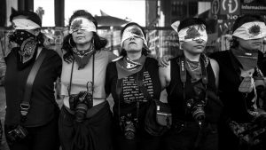 nicole-kramm-chile-protesta-mujeres-policia-represion-fotografia-fotografa-reportera