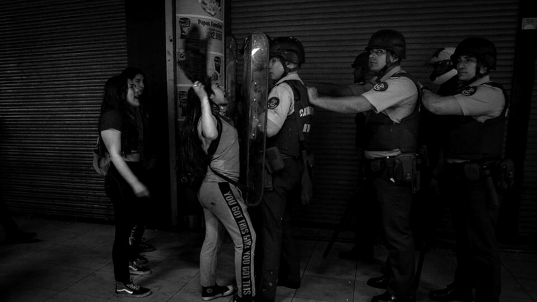 nicole-kramm-chile-protesta-mujeres-policia-represion