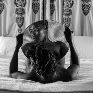 zanele-muholi-negra-mujer-afro-retrato-espejo-reflejo