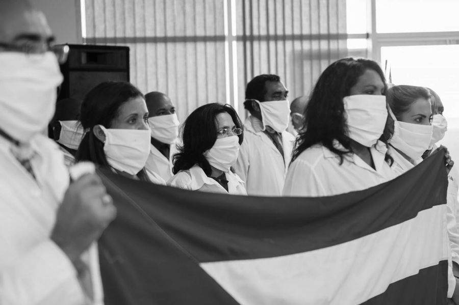 Cuba medicos en Africa la-tinta