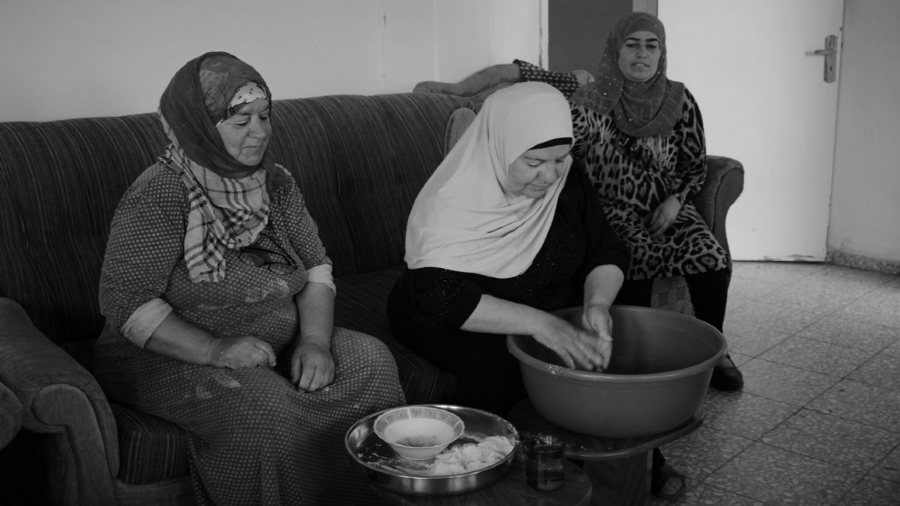 Palestina mujeres cocinan trigo la-tinta
