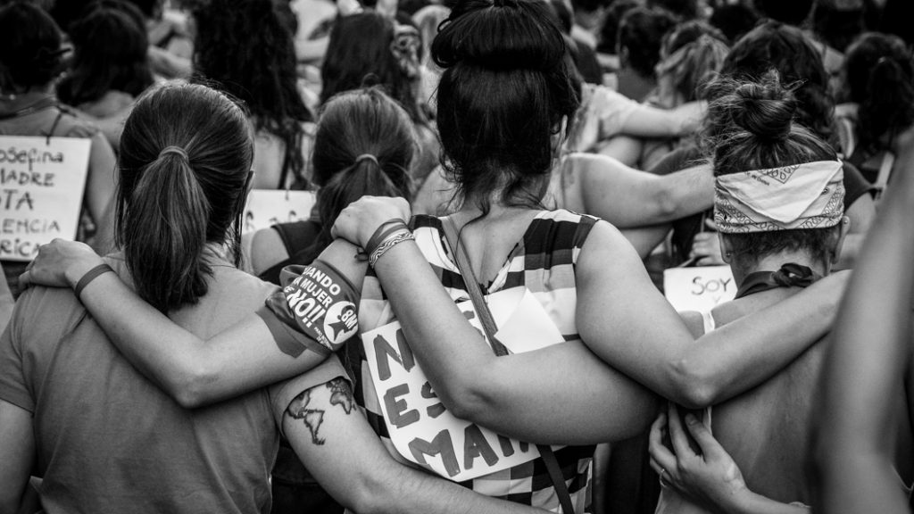 abrazo-mujeres-marcha-8M-Paro-Mujeres-abrazo-feminismo