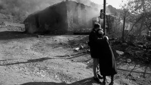 Artsaj armenios queman sus casas la-tinta