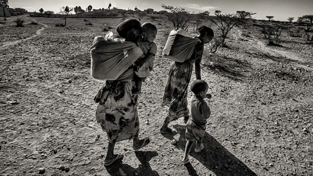 mujer-rural-recolección-agua-forestales-etiopía.jpg