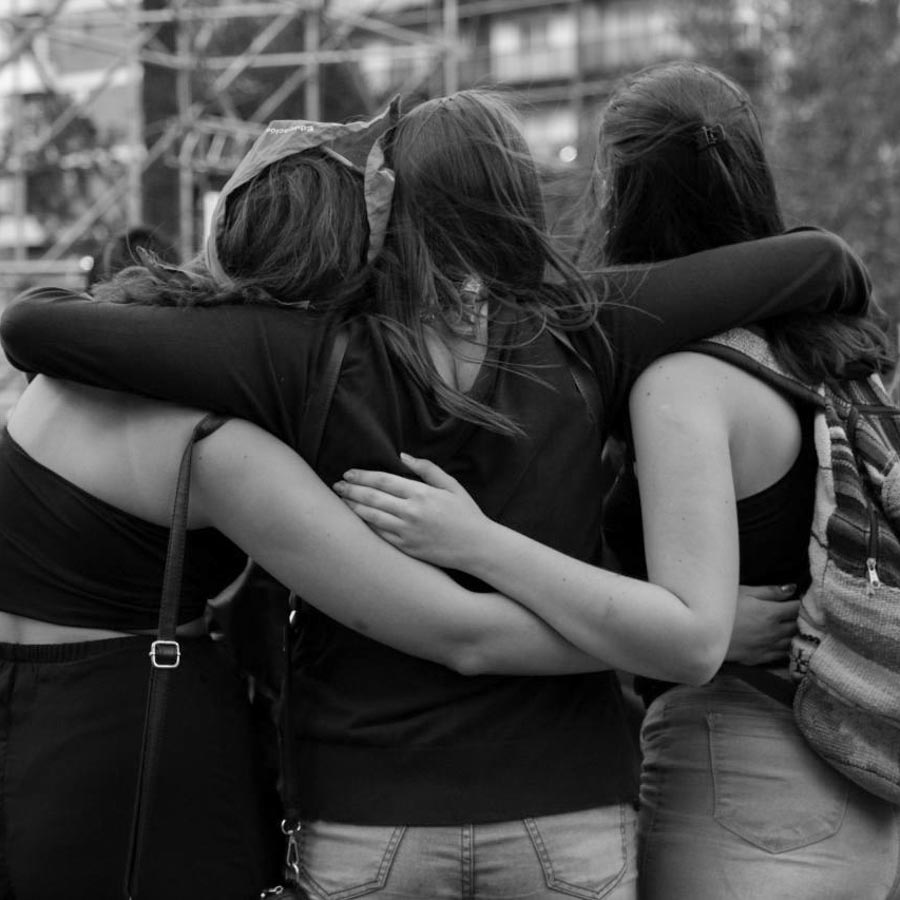 Abrazo-mujeres-amigas-aborto-feminismo-sororidad-la-tinta-2