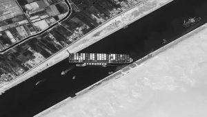 Egipto canal de Suez barco encallado la-tinta