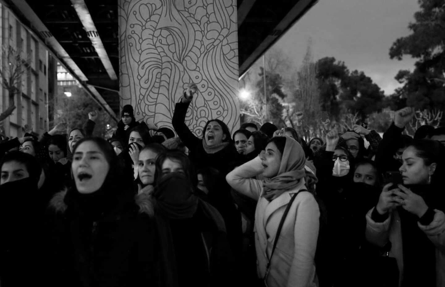 Iran protestas de mujeres la-tinta