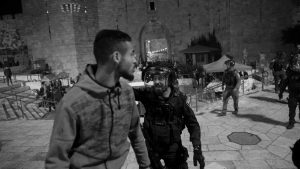 Israel reprime palestinos explanada de las mezquitas la-tinta