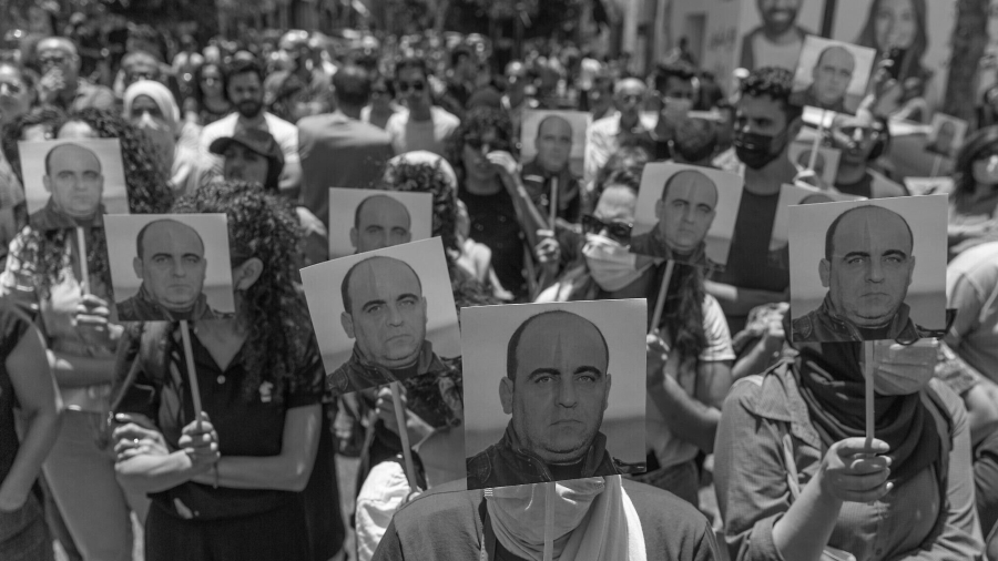La muerte de Nizar Banat levanta a miles de palestinos y palestinas